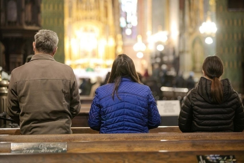 Rośnie liczba apostazji w woj. śląskim. Ponad połowa wiernych nie chodzi na niedzielną mszę. W jaki sposób Kościół chce zażegnać kryzys?