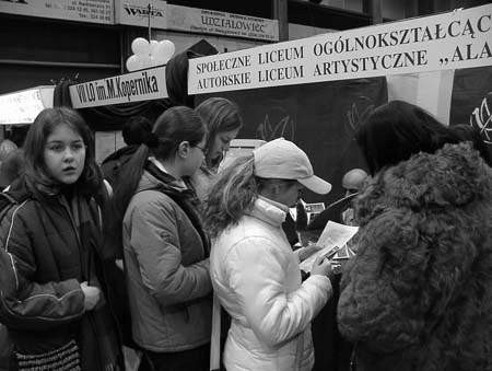 Autorskie Liceum Artystyczne &quot;zadebiutowało&quot; na targach edukacyjnych, gdzie wzbudziło spore zainteresowanie zwiedzających. Fot. ARTUR WOJCIECHOWSKI