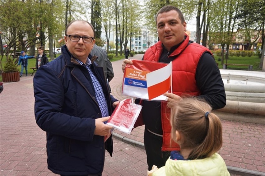 Dzień Flagi w Kraśniku: Politycy rozdawali flagi i chorągiewki mieszkańcom miasta (ZDJĘCIA)
