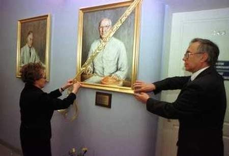 Odsłonięcia portretu dokonała małżonka profesora &#8211; Joanna Fibak (na zdjęciu obok dr Burchardta).