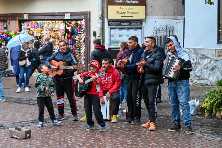 Zakopane. Październik, a tu takie tłumy na Krupówkach. W górach sezon nigdy się nie kończy 