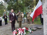 Prezydent Marek Materek złożył kwiaty pod pomnikiem Bohaterów Starachowic. Zobacz zdjęcia