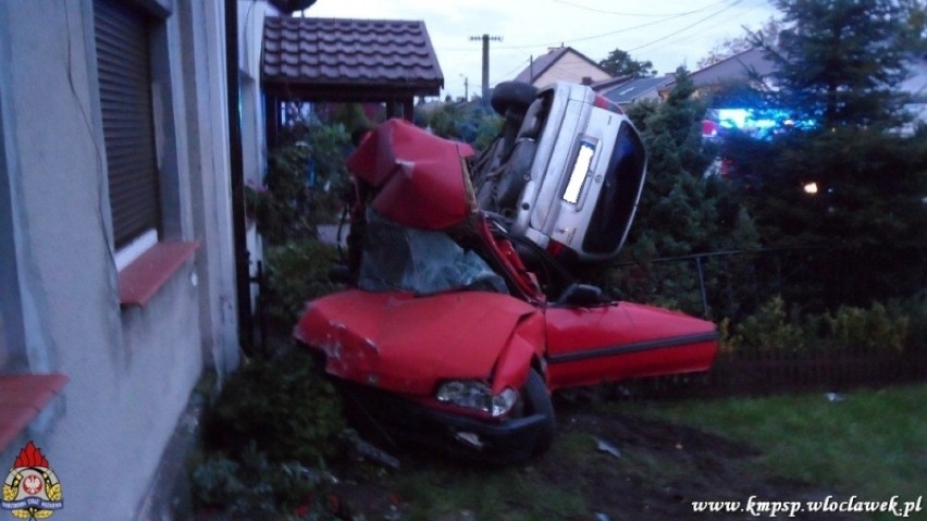 Wypadek w Lubrańcu. Opel wypadł z zakrętu, wjechał w hondę i uszkodził budynek [zdjęcia]