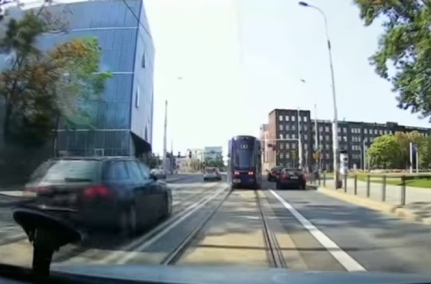 Wrocław. Oto, jak po ul. Traugutta jeżdżą piraci drogowi: po buspasie, pod prąd...