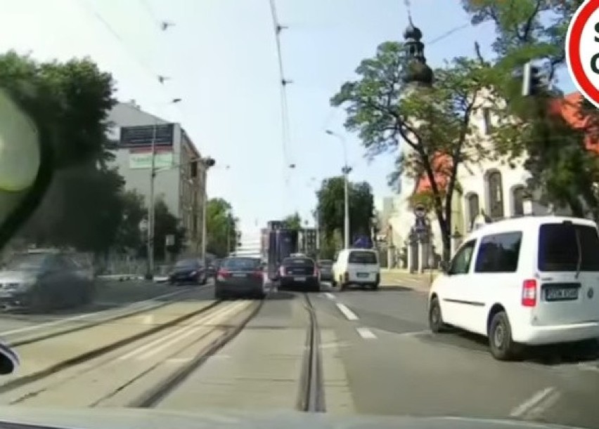 Wrocław. Oto, jak po ul. Traugutta jeżdżą piraci drogowi: po buspasie, pod prąd...