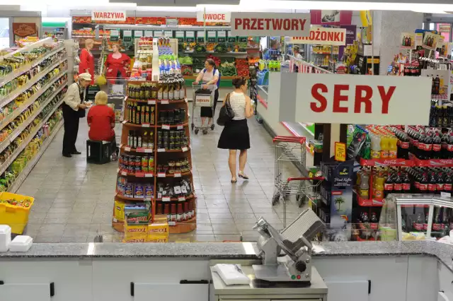 Warszawa, 20.06.2013. Wnętrze Domu Handlowego Sezam przy ul. Marszałkowskiej w Warszawie, 20 bm. Spółka BBI Development poinformowała, że uzyskała pozwolenia na rozpoczęcie prac rozbiórkowych budynku. Prace mają rozpocząć na przełomie czerwca i lipca. Według planów na działce powstanie dziesięciopiętrowy budynek z trzema kondygnacjami podziemnym.