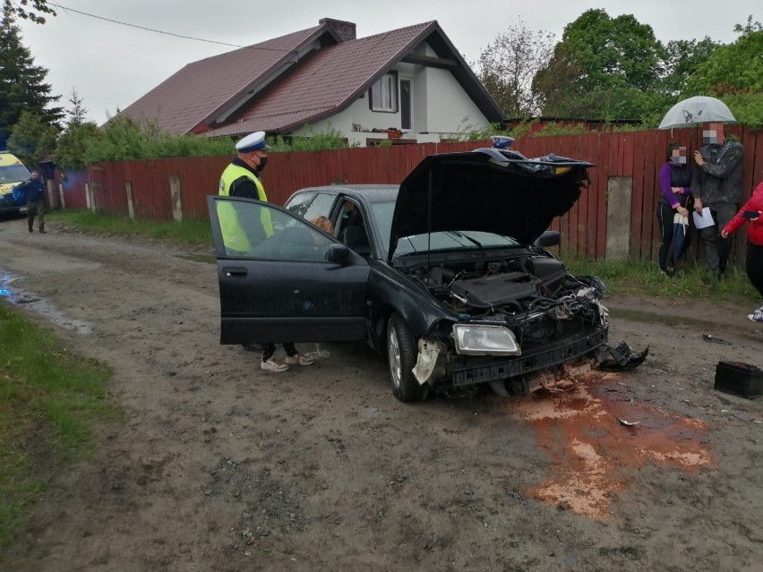 Zderzenie dwóch samochodów w Wałdowie Szlacheckim. Jeden z kierowców był pijany [zdjęcia]