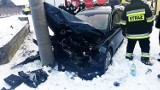 Zabrzeż. Samochód osobowy rozbił się uderzając w pomnik i słup sieci energetycznej