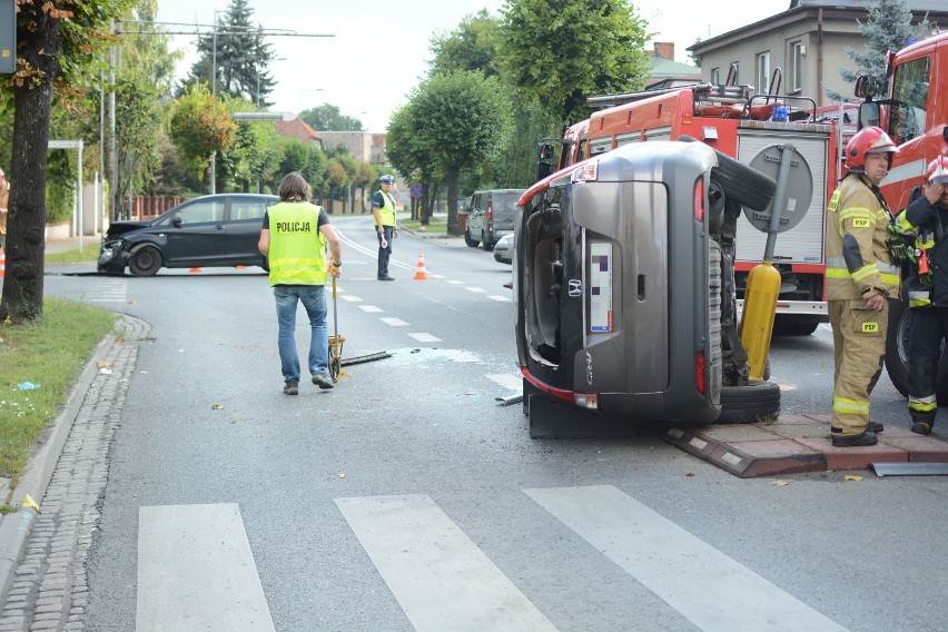 Dwa samochody zderzyły się na ul. Piłsudskiego w Grudziądzu. Dwie osoby trafiły do szpitala [wideo, zdjęcia]