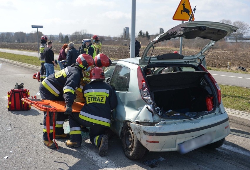 Wypadek w Przemyślu. Na skrzyżowaniu ul. Topolowej z al. Żołnierzy Wyklętych zderzyły się dwie osobówki. 3 osoby ranne [ZDJĘCIA]