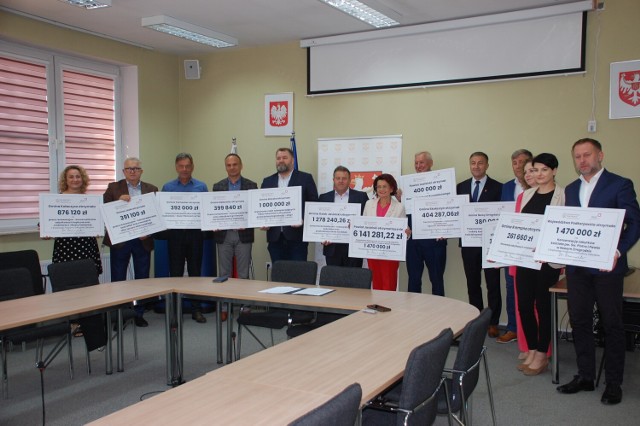 Symboliczne wręczenie promes z Rządowego Programu Odbudowy Zabytków w Starostwie Powiatowym w Jaśle