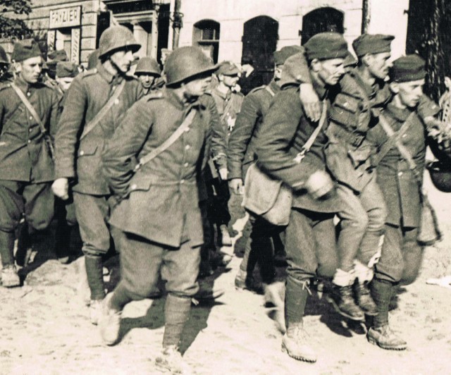 Ranni jeńcy wojenni na Rynku w Tarnowie - wrzesień 1939 roku
