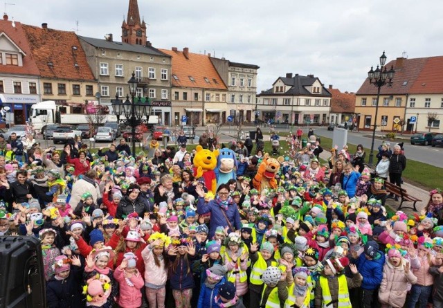 Pierwszy dzień wiosny z przedszkolakami na śmigielskim rynku