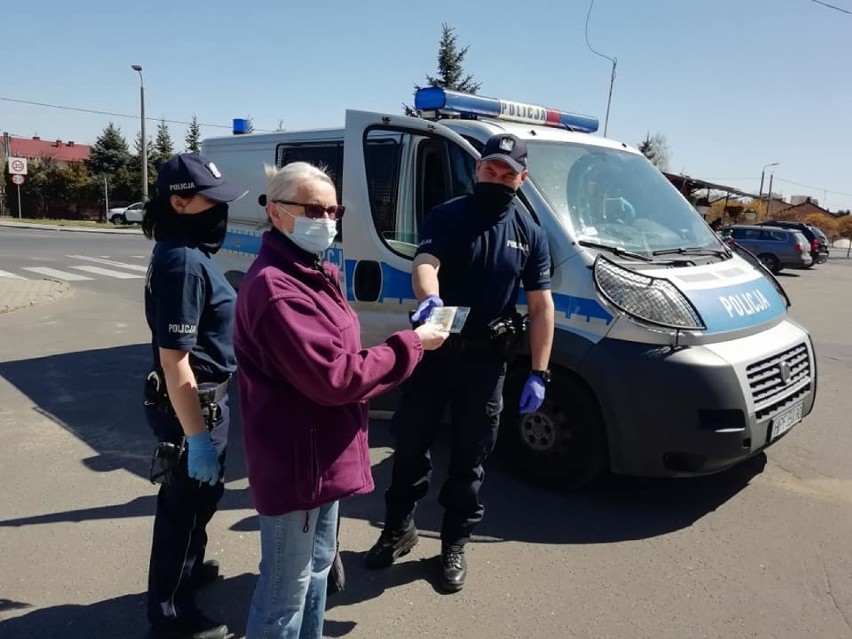 Policjanci rozdawali maseczki na terenie powiatu...