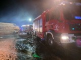 Nocny pożar na terenie tartaku w Stężycy - w akcji brało udział 11 zastępów straży