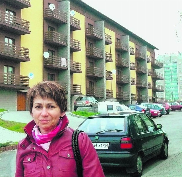 Maria Ziętara z Gromca przed nowym blokiem w Libiążu. Tutaj za metr trzeba zapłacić grubo ponad 3 tys. złotych
