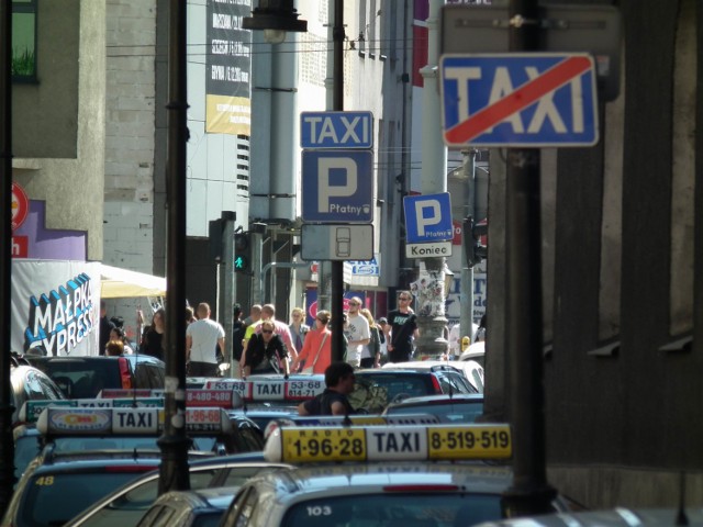 Zgodnie z decyzją poznańskich radnych taksówkarze będą mogli zatrzymywać się i oczekiwać na klienta w każdym miejscu Strefy Płatnego Parkowania.