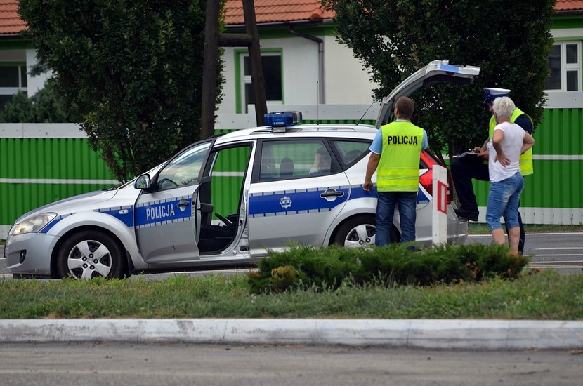 Pijana kobieta potrąciła autem rowerzystę