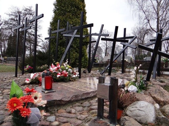 Pomnik katyński na cmentarzu parafialnym