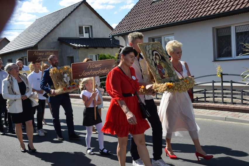 Święto plonów rozpoczęło się od przemarszu korowodu...