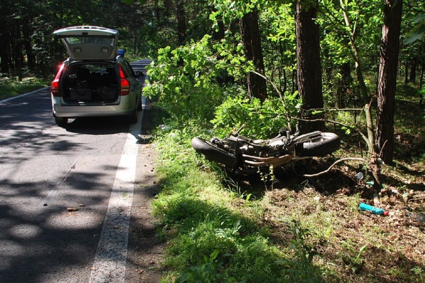 Wypadek motocyklisty w Tychach na Bieruńskiej. Mężczyzna uderzył w drzewo