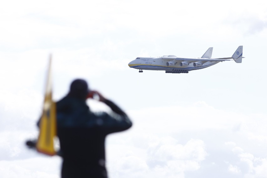 An-225 w Warszawie. Największy samolot transportowy świata wylądował na lotnisku Chopina. Przywiózł sprzęt medyczny