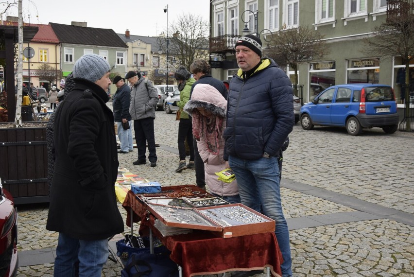 Przedświąteczne targi staroci na Rynku w Skierniewicach. Idealna okazja by znależć coś niepowtarzalnego na prezent