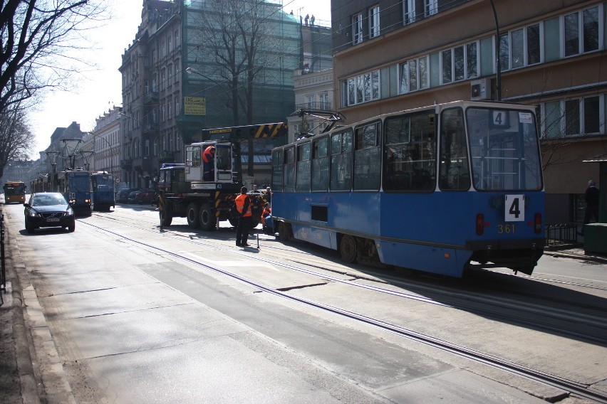 Kraków: tramwaj linii 4 wykoleił się na Basztowej [ZDJĘCIA]