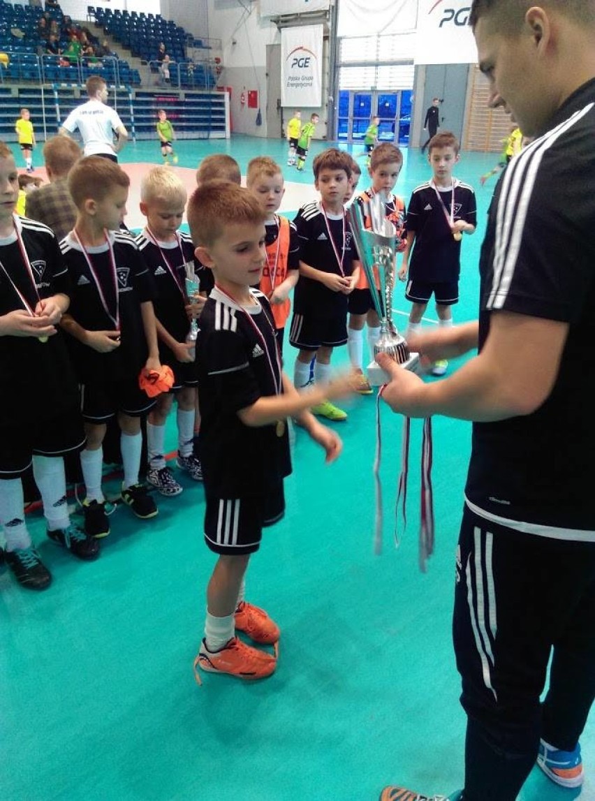 Młodzi gracze Football Academy rozegrali pierwszy turniej eliminacyjny "Bełchatów Cup". Jak im poszło? [ZDJĘCIA]