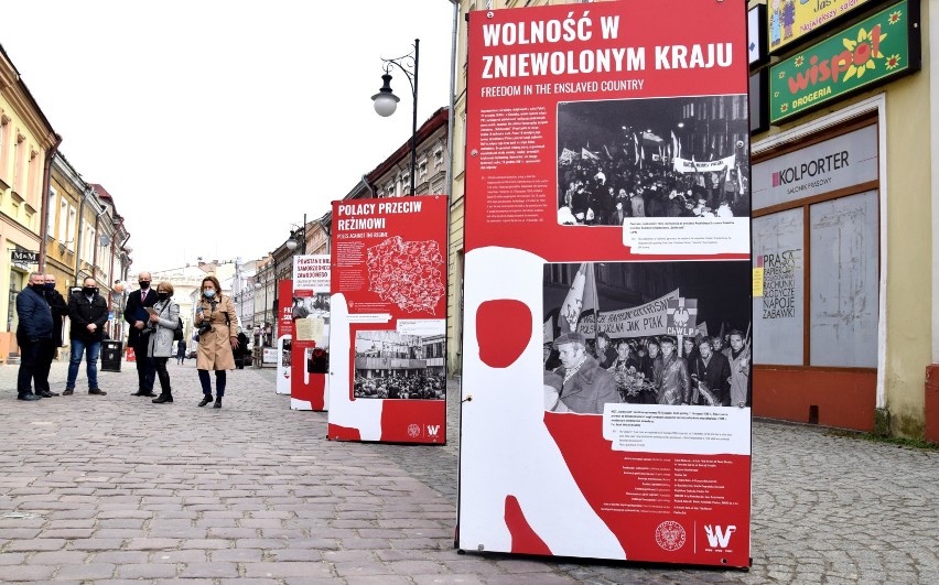 Na ul. Grodzkiej w Jarosławiu, otworzyli wystawę Instytutu Pamięci Narodowej "TU rodziła się Solidarność" [ZDJĘCIA]