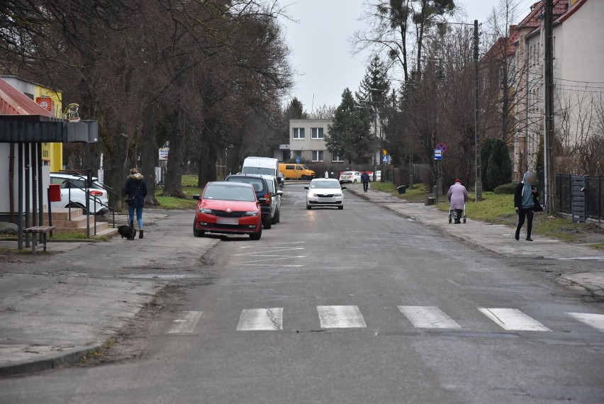 Malbork. Na ul. Nowowiejskiego pół jezdni zajmują stojące samochody. Burmistrz: droga jest do jeżdżenia, nie do parkowania. Będą zmiany?