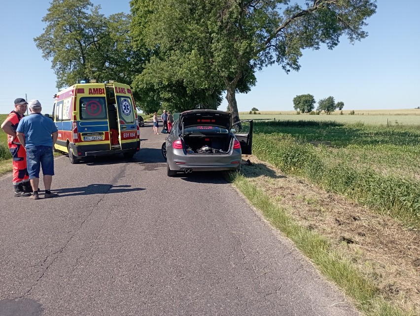 Wypadek w Głuchowie. Samochód dachował, jego kierowca miał prawie 3 promile. Pasażerka i kierowca w szpitalu