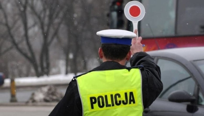 Policjanci zatrzymali prawo jazdy kierowcy audi, który w al....