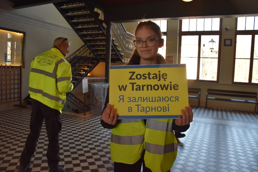 Na dworcu w Tarnowie uchodźcom od rana do wieczora pomagają...