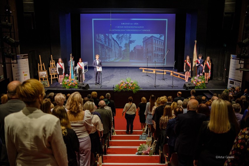 Tarnów. II Liceum Ogólnokształcące ma już 120 lat! Tak szkoła świętowała swój jubileusz w tarnowski teatrze [ZDJĘCIA]