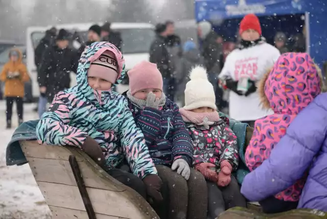 Ryk silników słyszany już z oddali i wyścigi w szczerym polu w szczytnym celu, czyli mikołajkowy trening wrak race w Płociczu z myślą o chorym Julku Tłoku.