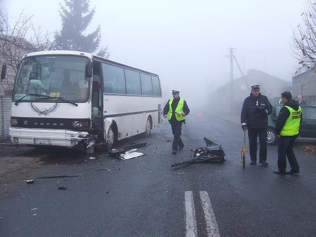 Wypadek w Lądku. Autobus szkolny zderzył się z samochodem osobowym