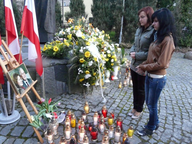 10 kwietnia 2010 roku, w  dniu katastrofy smoleńskiej, mieszkańcy Bełchatowa zapalali znicze i modlili się na ulicy Kościuszki