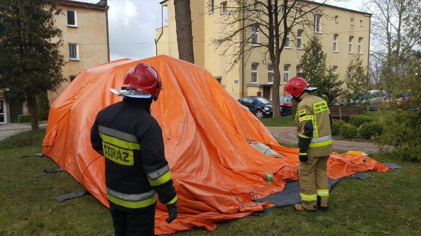 Strażacy rozstawili namiot na terenie szpitala w Sławnie. Będzie pełnił rolę polowej izby przyjęć [ZDJĘCIA]