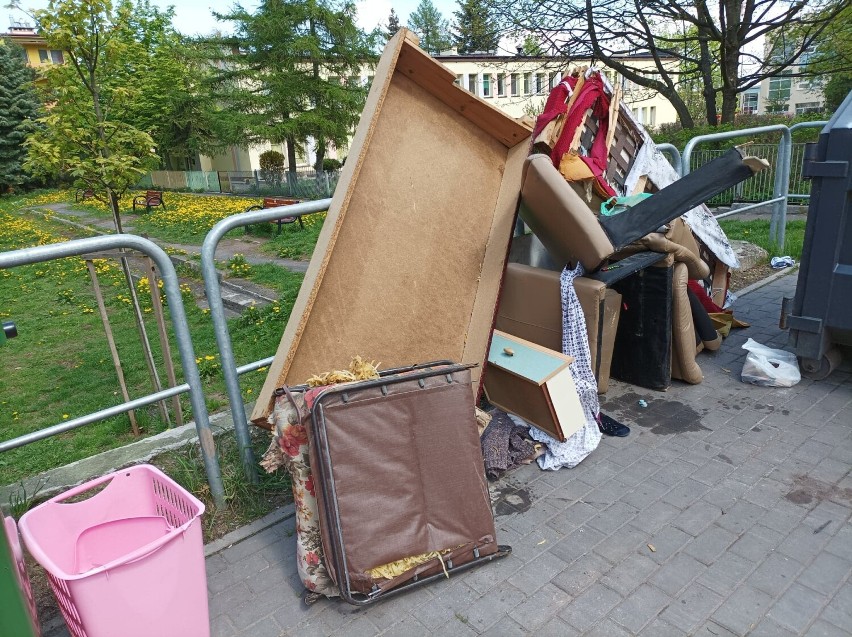 Weekendowy widok na Piaskowej Górze w Wałbrzychu. Śmieci...