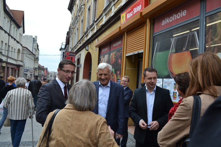 Jerzy Buzek rozmawia z mieszkańcami. Wspiera Piotra Kuczerę