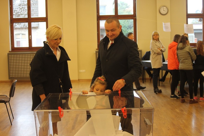 Burmistrz Tomasz Lesiński z żoną i córką w lokalu wyborczym