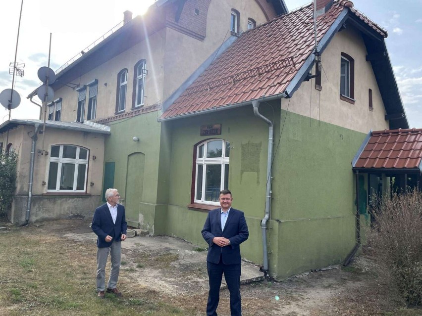 Burmistrz, Tadeusz Kłos i poseł Marcin Porzucek - budynek dworca PKP w Sławie Wielkopolskiej