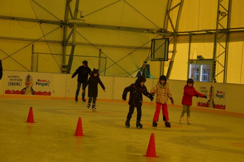 Bełchatów. Szlifują formę na łyżwach w Powiatowym Centrum Sportu