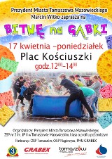 W wielkanocny poniedziałek bitwa na gąbki  na pl. Kościuszki w Tomaszowie Maz. 