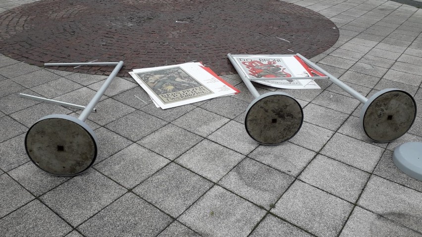 Zniszczona wystawa plenerowa na Placu Konstytucji 3 Maja
