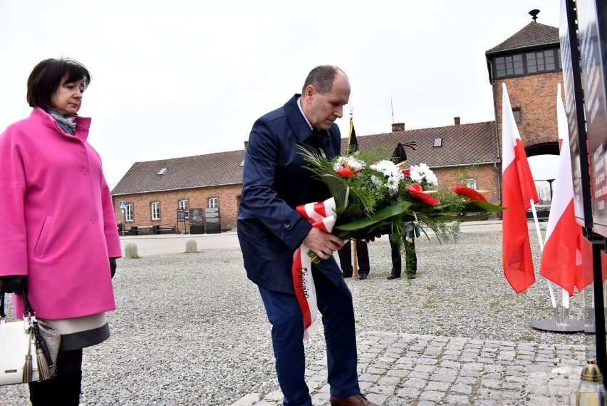 Przed Tablicami Pamięci znajdującymi się w przed Bramą...