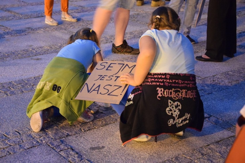 Henryka Krzywonos i Bartosz Żukowski manifestowali przed...