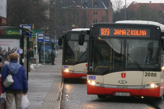 Ma być lepsza synchronizacja rozkładów jazdy autobusów z  przyjazdami i odjazdami pociągów SKM przy Dworcu Głównym