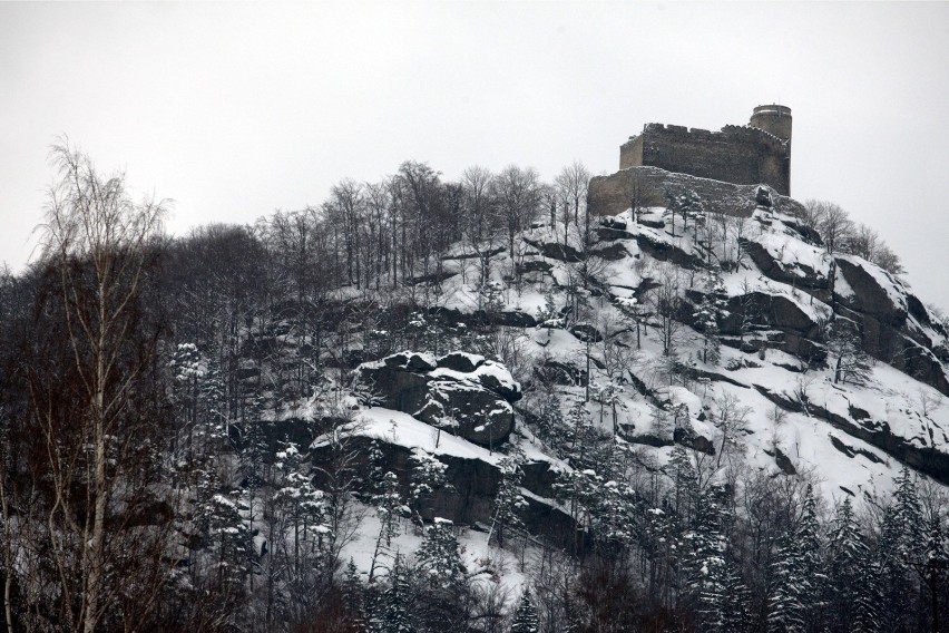Zamek znajduje się na szczycie góry Chojnik i trzeba dotrzeć...